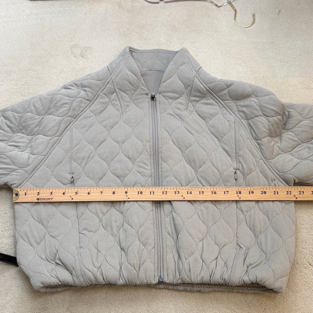 Lululemon Quilted Riverstone Taupe Bubble Shaped Cropped Bomber Jacket Size 8 - Picture 11 of 13